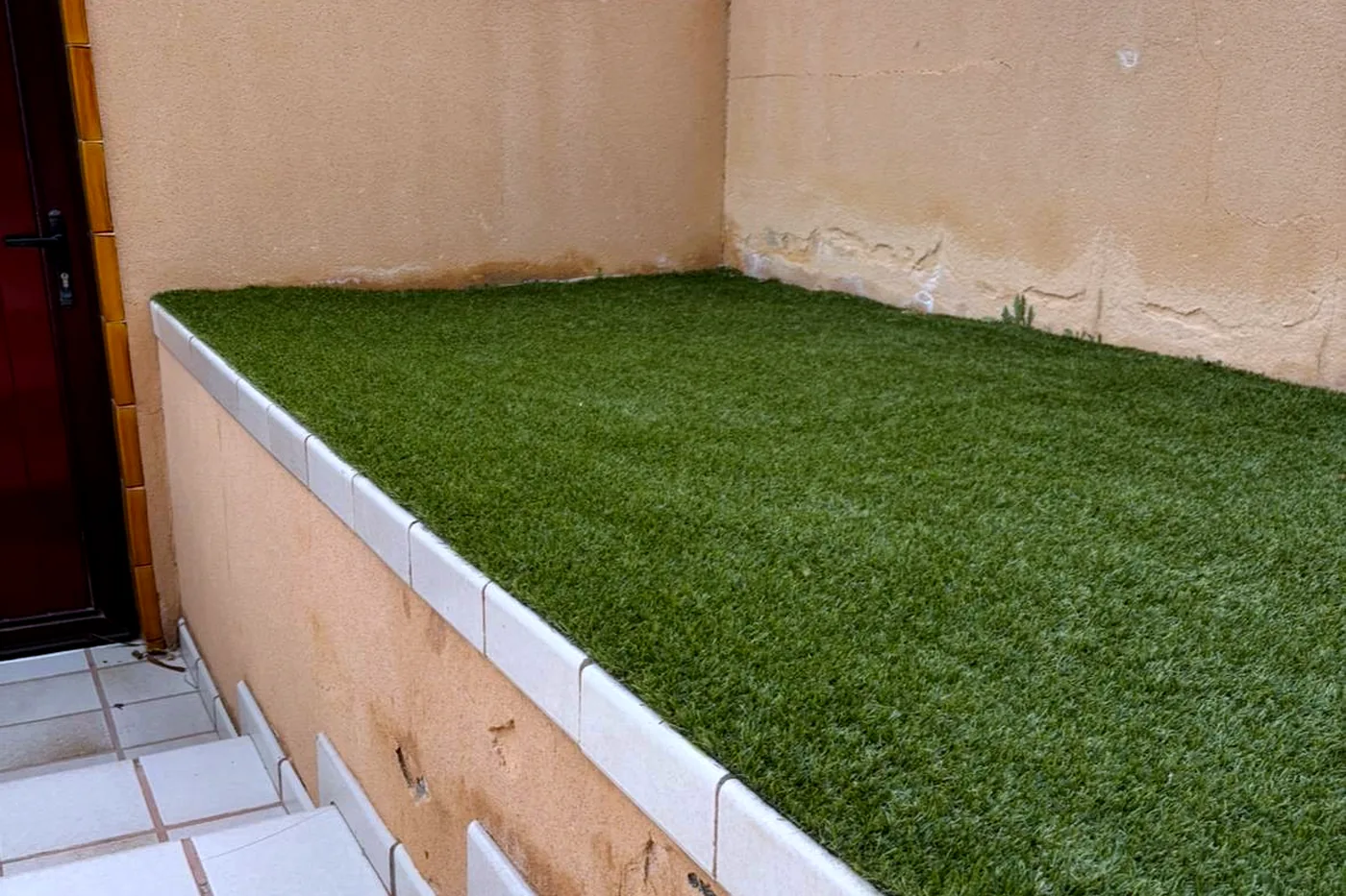 Rénovation de patio avec gazon synthétique