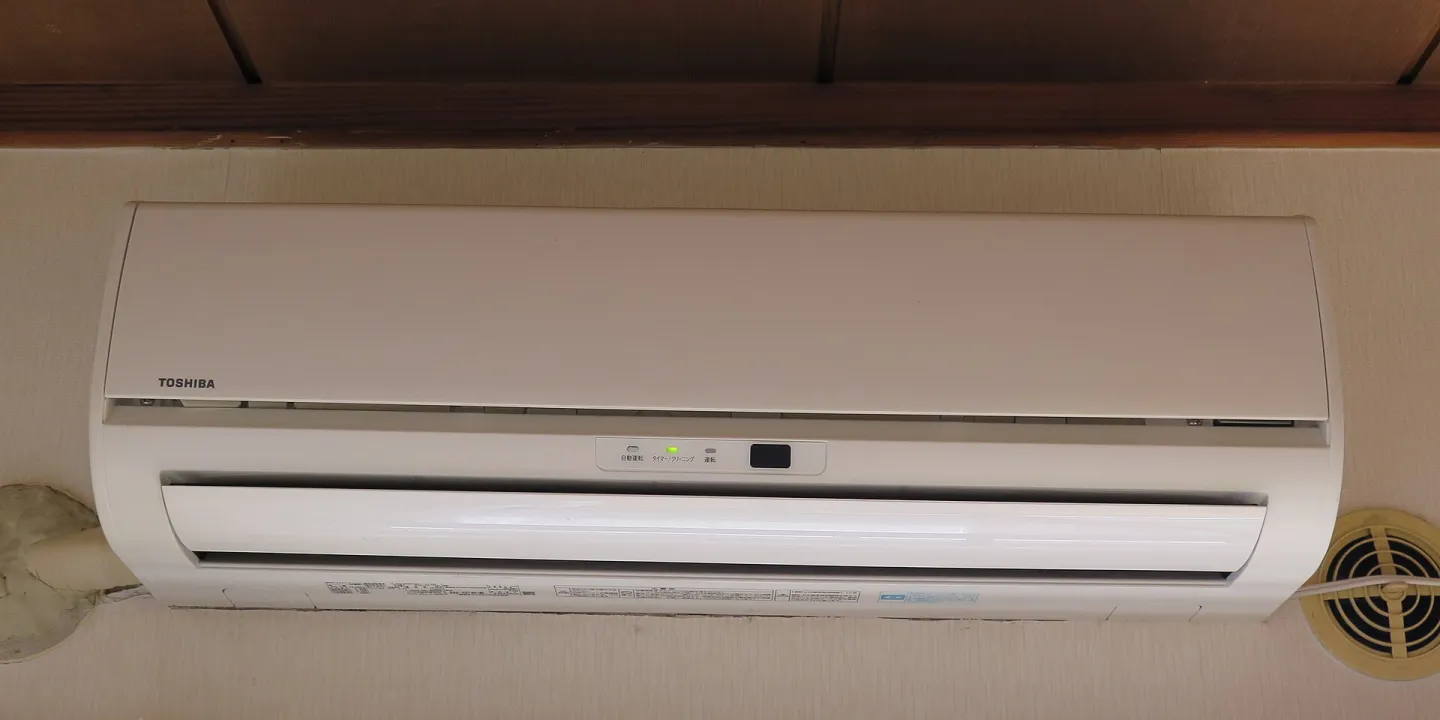 Pose de l'unité intérieure d'un climatiseur