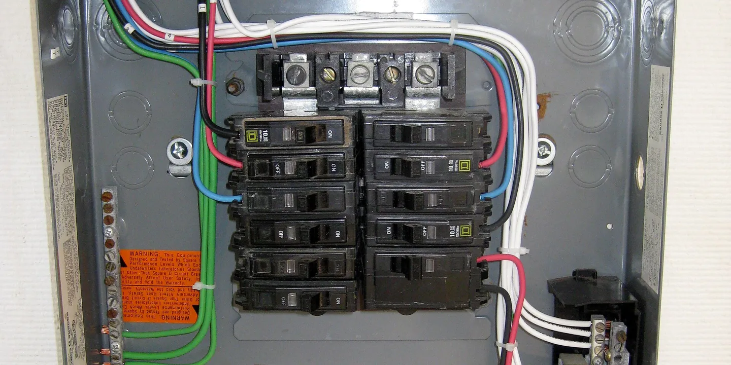 Électricien intervenant sur un tableau électrique