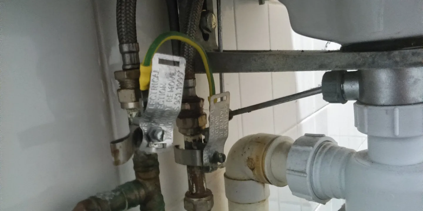 Plombier soudant une canalisation en cuivre